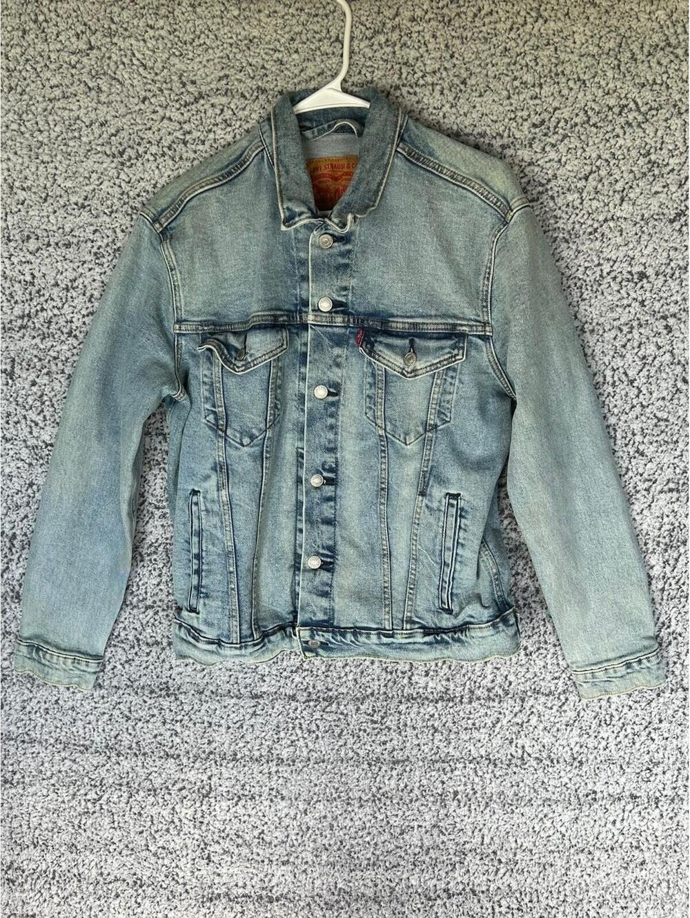 Levi’s Denim Trucker Jacket Mens M Light Wash Distressed Classic Red Tab